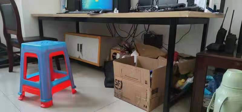 办公桌.jpg